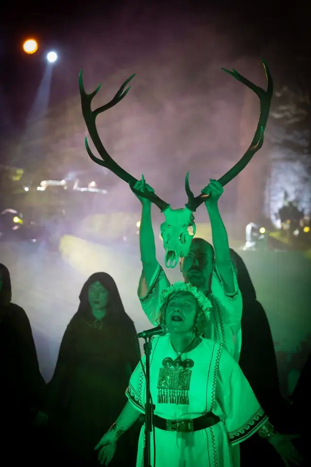 Un brujo sostiene una calavera con cuernos sobre la cabeza de una sacerdotisa durante la celebración del solsticio de verano en Pinto en 2023