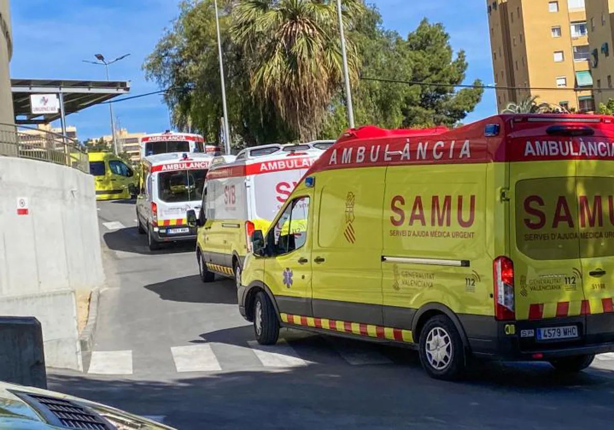 Imagen de archivo de una ambulancia en un hospital de la Comunidad Valenciana