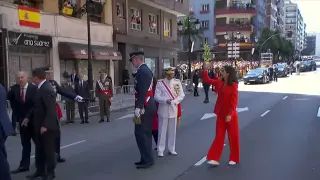 La reina Letizia, luce unas zapatillas blancas a su llegada a los actos en Oviedo por el Día de las Fuerzas Armadas.