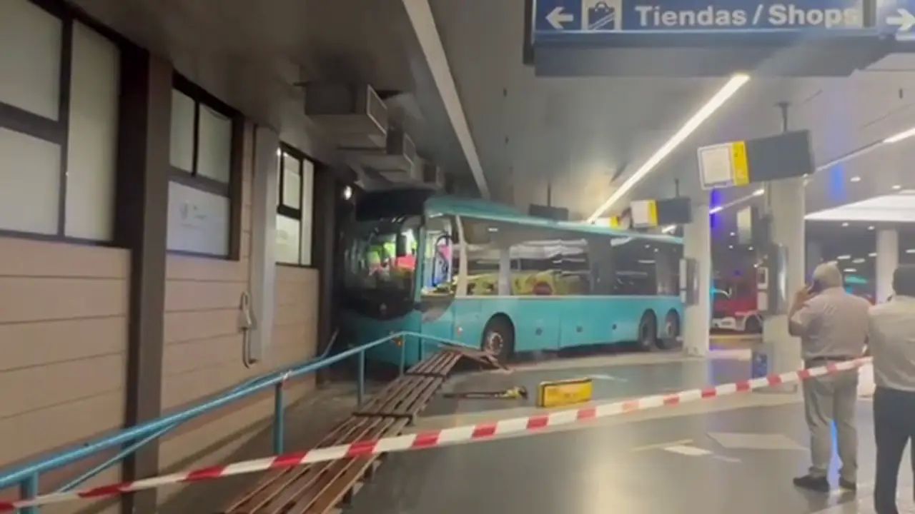 Una guagua pierde el control a la salida de la estación de San Telmo y arrolla a varias personas