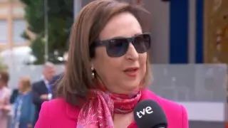 La ministra de Defensa, Margarita Robles, atiende a RTVE a su llegada al desfile por el Día de las Fuerzas Armadas, en Oviedo.