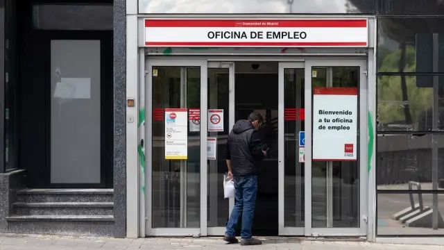 Una persona entra a una oficina del SEPE, a 6 de mayo de 2024, en Madrid (España)