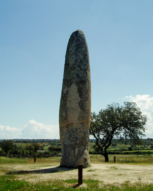 Menhir+Da+Meada.+Castelo+de+Vide+-+Portugal.jpg