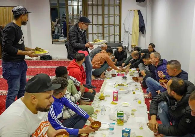 Un grupo de musulmanes participa de la comida del fin de ayuno este lunes.