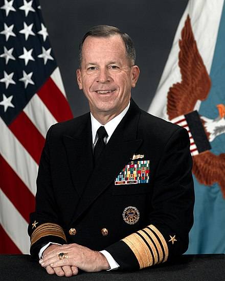 Michael_Mullen,_CJCS,_official_photo_portrait,_2007.jpg