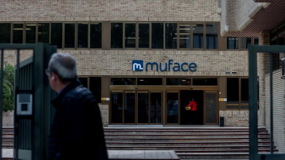 La crisis de Muface se enreda: el Gobierno estudia pasar a sus funcionarios a la sanidad pública