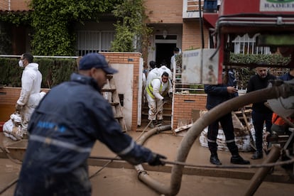 Operarios marroquíes trabajando en Alfafar.