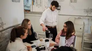 Un camarero atiende a un grupo de mujeres en una imagen de archivo. La hostelería ha sido uno de los grandes impulsores del empleo en febrero de 2024.