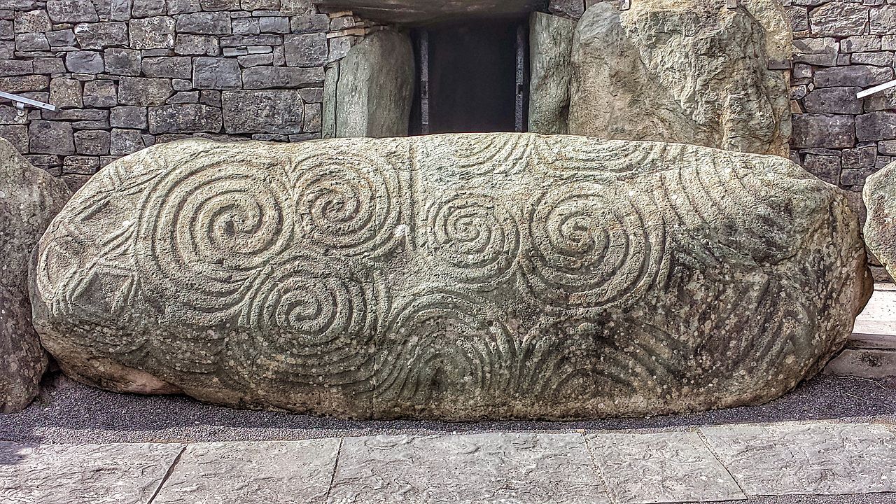 Newgrange_entrance_stone.jpg