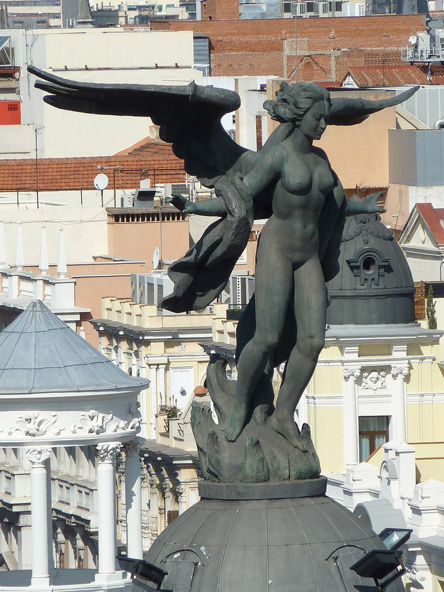 Nike-statue-Edificio-Metr-polis-Madrid-2018-09-1.jpg