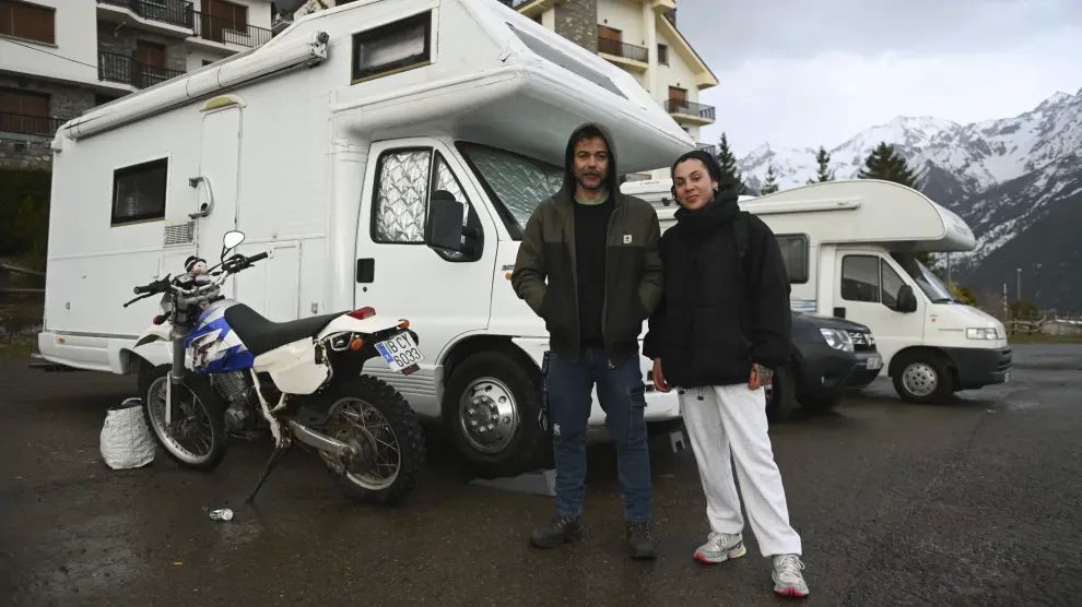 Iván Pérez y Gabriela García hacen temporada en Formigal viviendo en su autocaravana. Si no, no podríamos trabajar aquí, afirman.