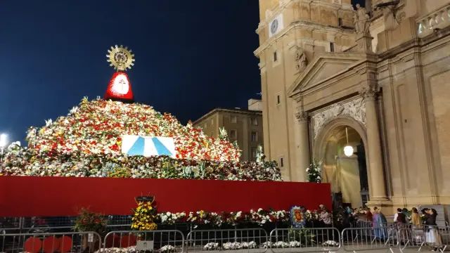 oferente-al-ver-la-virgen-con-las-luces-encendidas.jpg