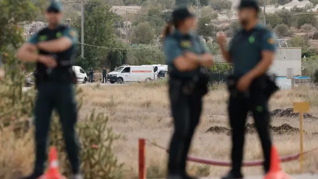 La Guardia Civil en las inmediaciones de la vivienda de Benaguasil donde un hombre ha matado a su pareja y su hijastro.