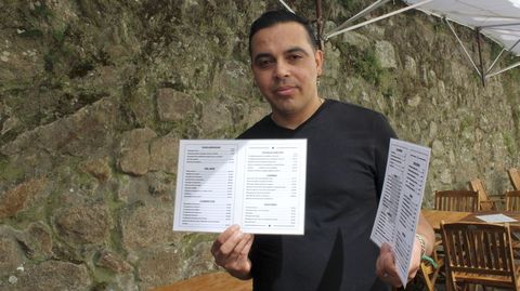 Arbey Salazar, con las cartas de precio de su tapería, en la calle Chiruca.