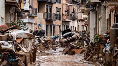 Paiporta y la impotencia de seguir atrapados: Todo lo que estaba a menos de dos metros de altura está destruido