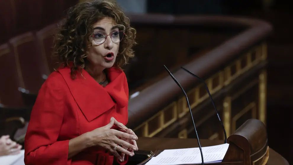 MADRID, 26/09/2024.- La vicepresidenta primera del Gobierno y ministra de Hacienda, María Jesús Montero, comparece este jueves ante el pleno del Congreso, en el marco del debate abierto sobre la reforma de la financiación autonómica, para dar cuenta a instancias del PP del acuerdo de financiación singular para Cataluña pactado por el Gobierno con ERC. EFE/ J.J.Guillen