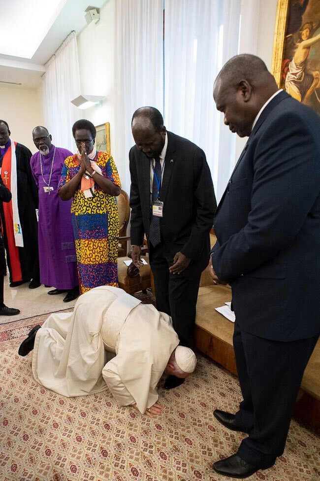 pope-kisses-feet-of-south-sudan-leaders-jpg.jpg