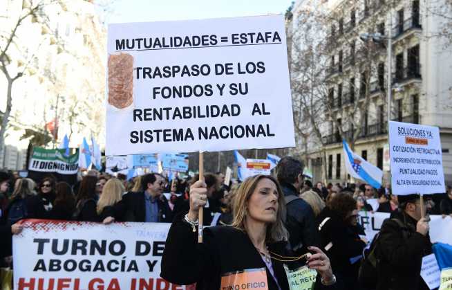 protesta-de-los-procuradores-y-abogados-contra-las-pensiones-de-las-mutualidades-en-madrid-4.jpeg