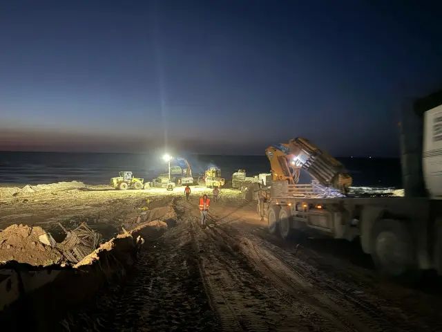 Espigón en construcción en la costa de Gaza.