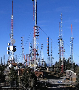 Radio_towers_on_Sandia_Peak_-_closeup.jpg