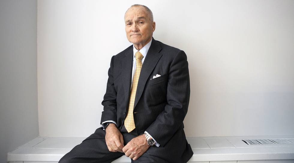 ray kelly sentado.jpg