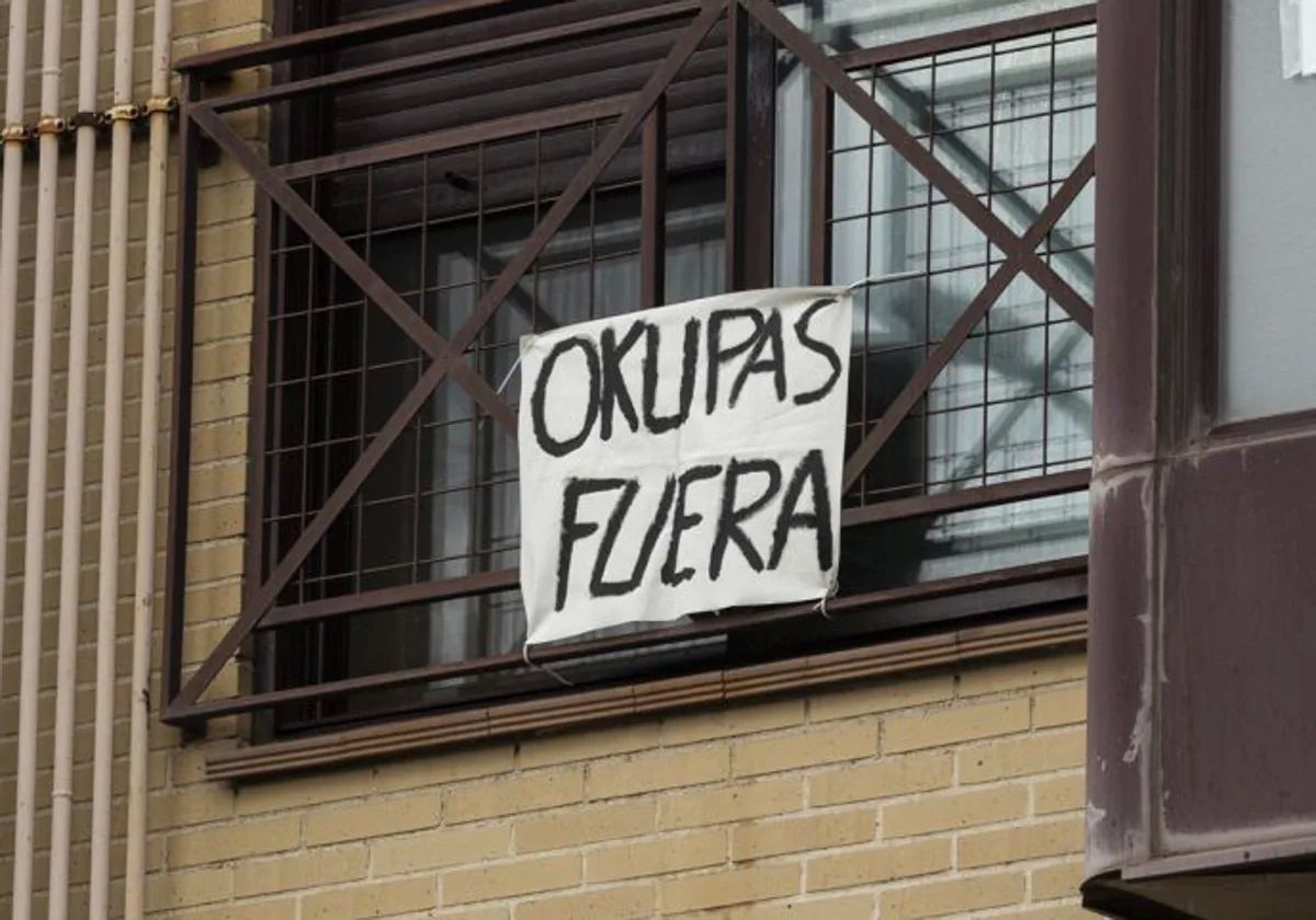 Imagen de archivo de una pancarta contra okupas en un edificio