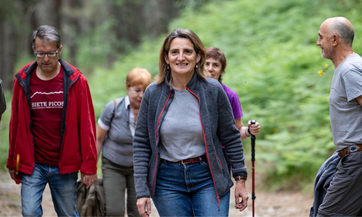 Teresa Ribera (PSOE) pasa la jornada de reflexión dando un paseo por Cercedilla (Madrid). EP