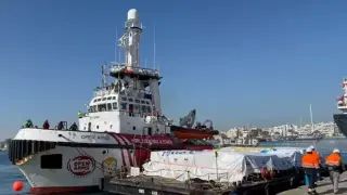 El barco de la ONG española Open Arms cargado con 200 toneladas de ayuda humanitaria para la Franja Gaza zarpó este martes del puerto chipriota de Larnaca.