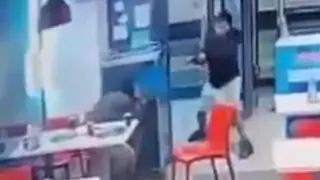 El interior de la pizzería Domino’s del Paseo de las Delicias de Madrid ha sido el escenario de un tiroteo que se ha cobrado un herido grave de un disparo en la cadera.