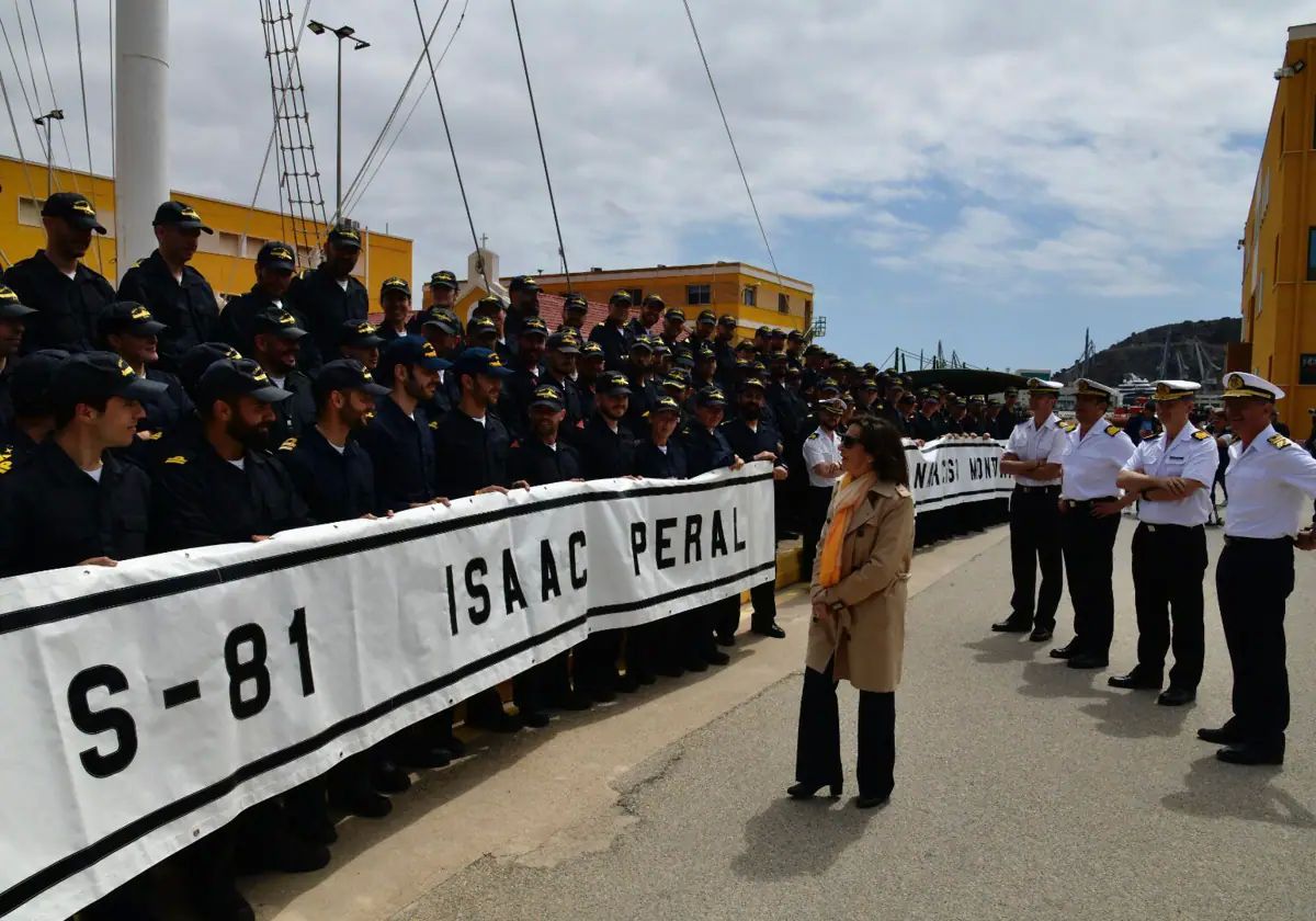 Robles se dirige a las dotaciones de los submarinos S-81 y S-82, en su visita a Cartagena.