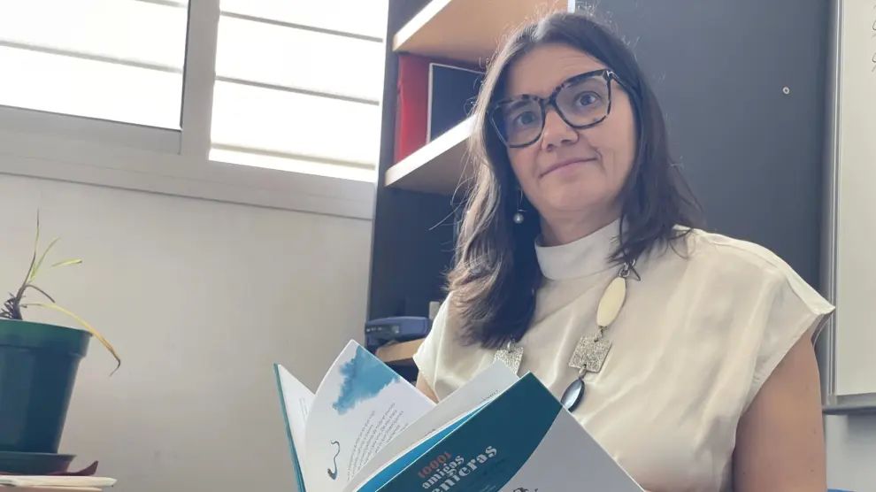 María Villarroya Gaudó leyendo su libro ‘10001 amigas ingenieras’.