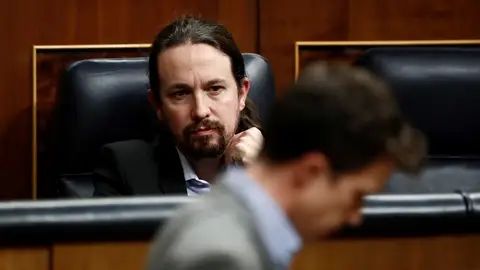 Foto de archivo del líder de Unidas Podemos, Pablo Iglesias (d) e Íñigo Errejón durante un pleno en el Congreso de los Diputados en Madrid. EFE/Mariscal POOL