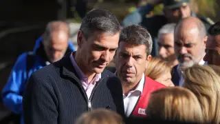 El presidente del Gobierno, Pedro Sánchez (i) y el presidente de la Generalitta valenciana, Carlos Mazón (d), durante su visita el Centro de Coordinación Operativo Integrado (CECOPI) de la Comunitat Valenciana.