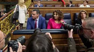 El presidente del Gobierno, Pedro Sánchez; la vicepresidenta primera y ministra de Hacienda, María Jesús Montero, y la vicepresidenta tercera y ministra para la Transición Ecológica y el Reto Demográfico, Teresa Ribera, durante la sesión de control al Gobierno en el Congreso de los Diputados.