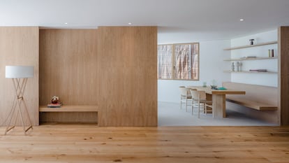 En el proyecto Casa Nogal, de estudio Zooco, cocina y sala de estar están separados visualmente pero conectados a través de un área con una mesa que puede adoptar más funciones que solo la de comedor.