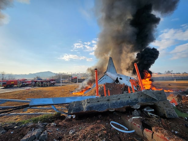 En la mañana del día 29, un avión de pasajeros que transportaba a 175 pasajeros se estrelló en el aeropuerto de Muan en Muan-gun, Jeollanam-do, y las llamas comenzaron a crecer. /Noticias Yonhap