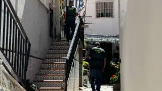 La Guardia Civil inspecciona el exterior de la vivienda en Castell de Ferro donde una mujer ha resultado herida.