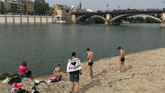 Aficionados del Athletic con banderas proetarras en Sevilla.