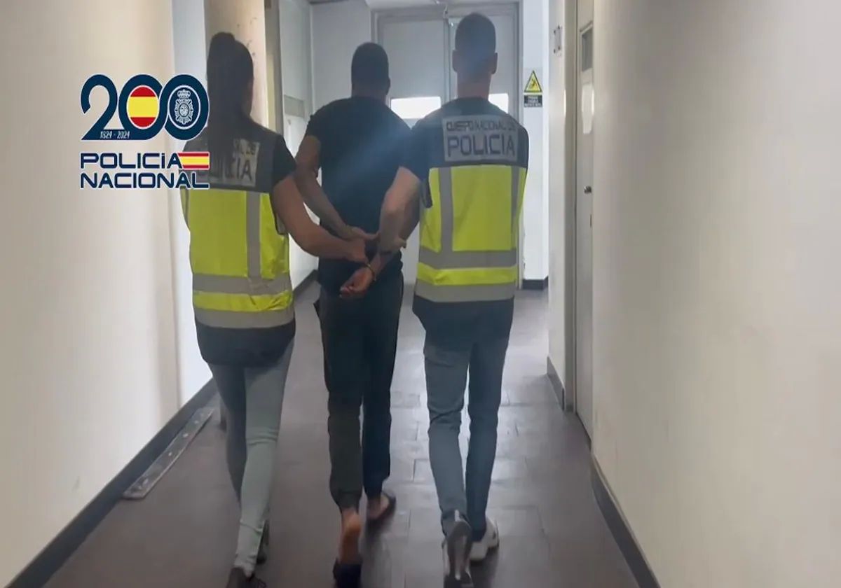 Dos agentes trasladan al detenido