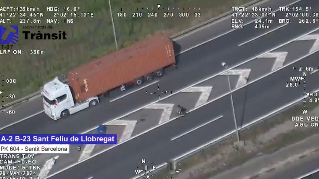 Pillan a un ciclista cruzando cuatro carriles de una autopista en Sant Feliu de Llobregat, Barcelona