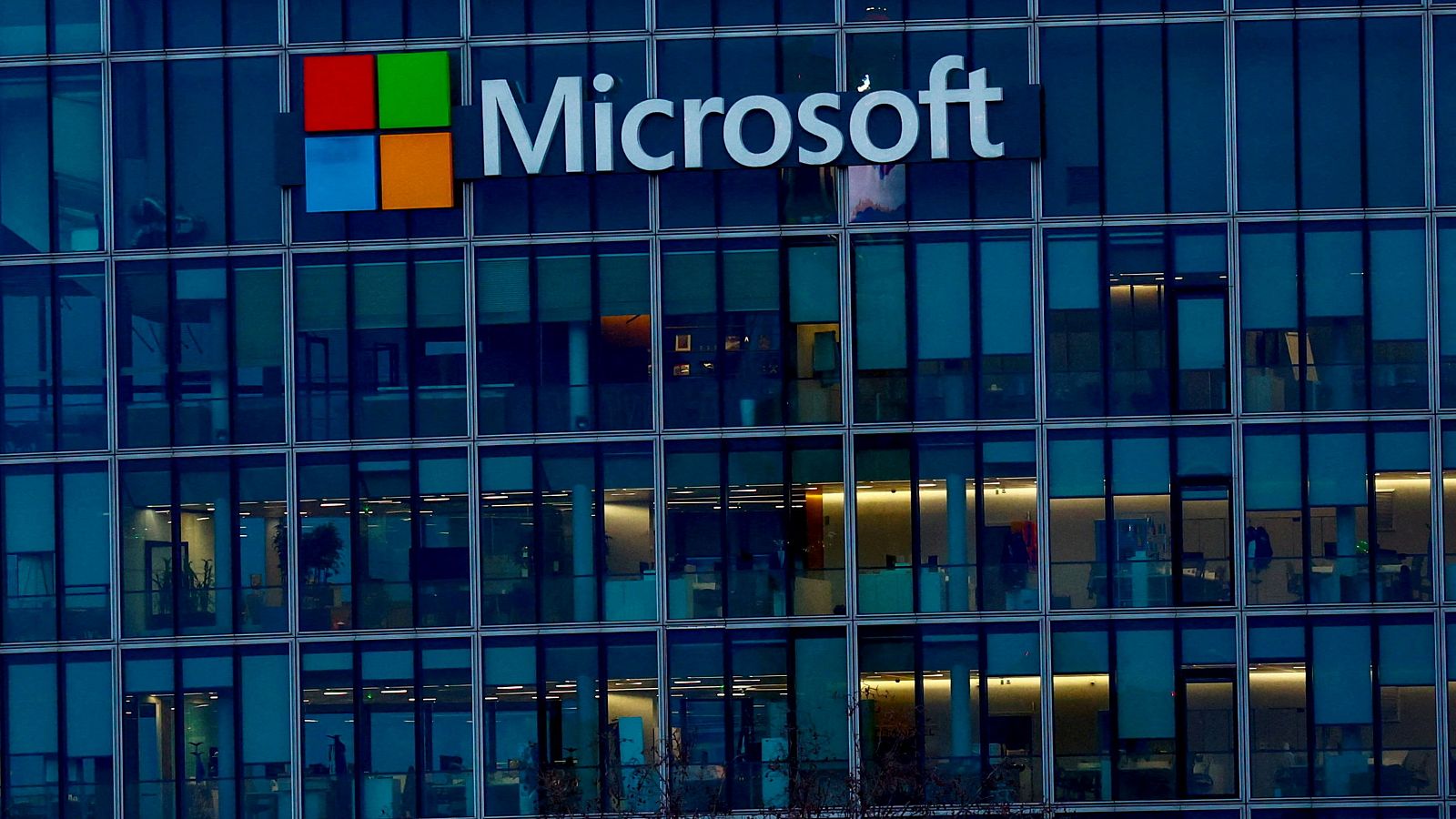 El logotipo de Microsoft en las oficinas de la compañía en Issy-les-Moulineaux, cerca de París