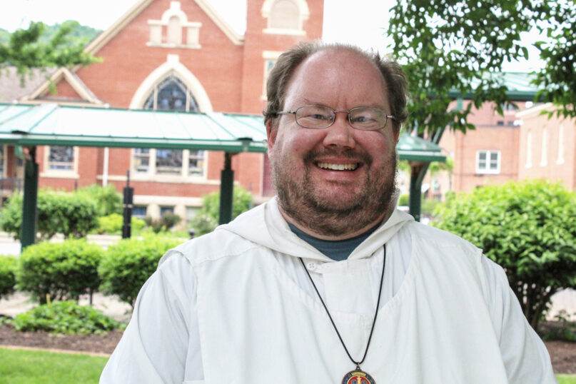 El hermano Christian Matson, mostrado el 10 de mayo de 2024, en Pikeville, Kentucky, es un ermitaño diocesano católico. (Foto de Jennifer Hart Yonts)