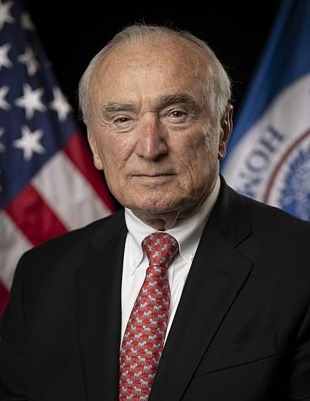 William_Bratton,_official_portrait,_Homeland_Security_Council.jpg