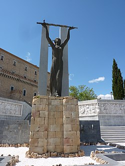 x-Statue_outside_the_Alcazar_in_Toledo_-_panoramio.jpg