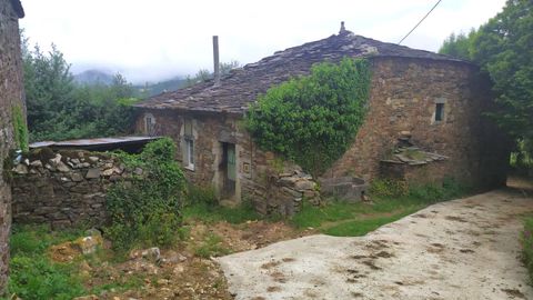 Casa de piedra y finca de 2.369 metros por 14.000 euros en A Fonsagrada. Con una superficie total construida de 282 metros cuadrados, tiene agua de manantial.