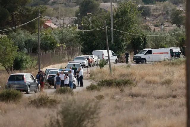 Vehículos de la Guardia Civil y de servicios fúnebres en el lugar de los hechos.