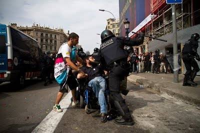 15m-carga-policial-plaza-de-cataluc3b1a-minusvalido.jpg