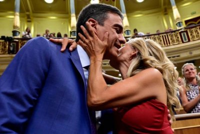 yolanda-diaz-besa-efusivamente-a-pedro-sanchez-en-el-congreso.jpeg