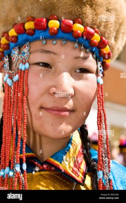 una-joven-mujer-mongola-en-ropa-trajes-etnicos-tradicionales-en-el-festival-de-naadam-ulaan-ba...jpg