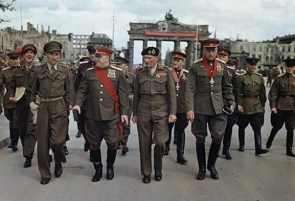 Allies_at_the_Brandenburg_Gate,_1945.jpg